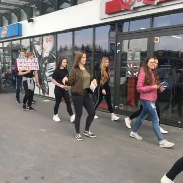 Uliczny happening uczniów Mechanika