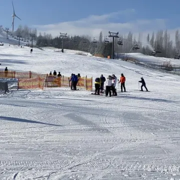 Tłumy narciarzy na Górze Kamieńsk