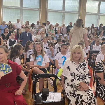 Zasłużone wakacje. Uczniowie „Jedynki” uroczyście zakończyli rok szkolny