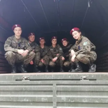 Uczniowie „Drzewniaka” z wizytą w jednostce wojskowej 