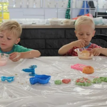 „Sensoryczne masy plastyczne”, warsztaty dla dzieci w MDK