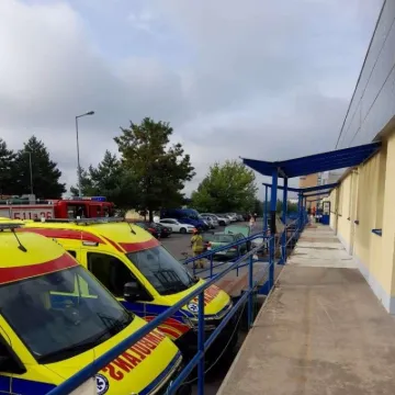 Ratownicy medyczni ugasili płonący samochód