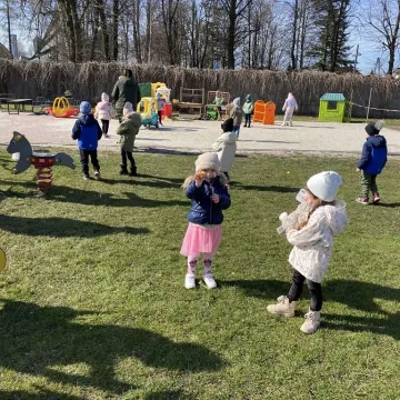 Zajączek ukrył się w PP nr 5 w Radomsku. Dzieci ruszyły na poszukiwania
