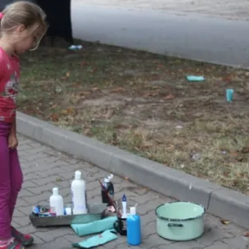 Warsztaty plastyczne „Mania malowania” w plenerze