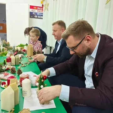 Przedszkolaki z PP nr 10 w Radomsku robiły świąteczne stroiki