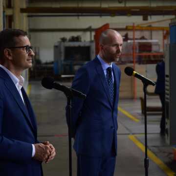 Premier Mateusz Morawiecki odwiedził zakład SKB w Radomsku