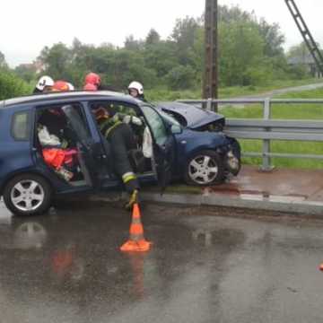 W Gidlach, kierowca mazdy uderzył w bariery