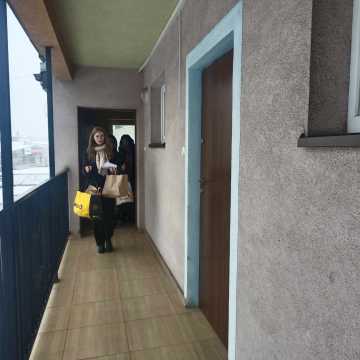 Wolontariusze z Radomska rozdają wigilijne paczki samotnym