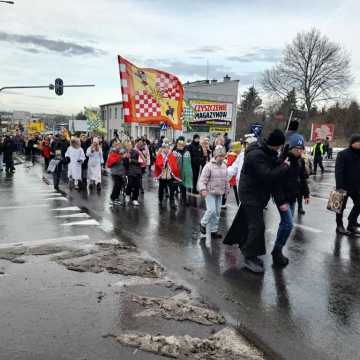 [WIDEO] Orszak Trzech Króli 2025 w Radomsku. „Kłaniajcie się królowie!”