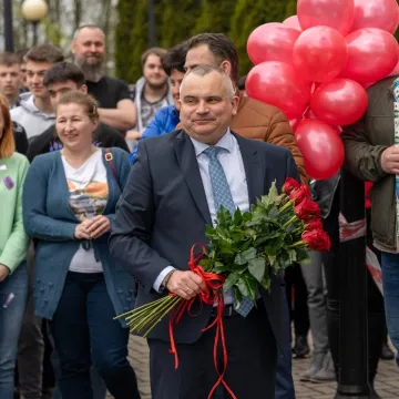 Chlebem i solą powitała społeczność ZSE-E w Radomsku nowego-starego dyrektora