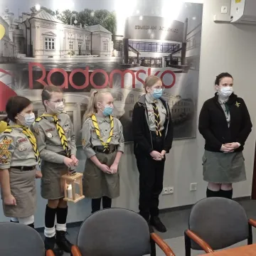 Betlejemskie Światło Pokoju dociera do urzędów i instytucji w Radomsku