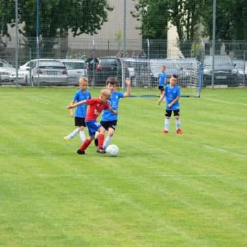 Mali piłkarze na dużej murawie