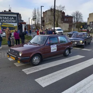 Zlot i parada zabytkowych samochodów w Święto Niepodległości w Radomsku