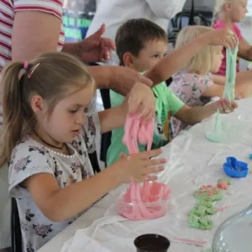 „Sensoryczne masy plastyczne”, warsztaty dla dzieci w MDK