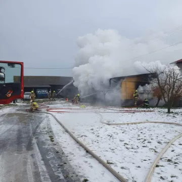 W Woli Blakowej płonął samochód i garaż