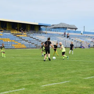 Mali piłkarze na dużej murawie