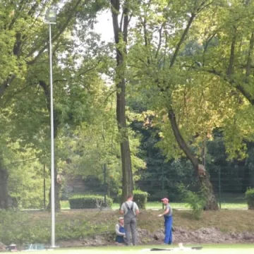 Na boisku przy ul. Kościuszki  powstaje oświetlenie 