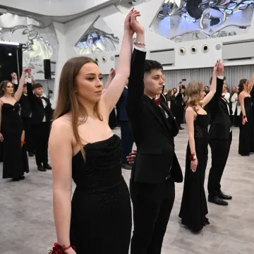 Polonez i odliczanie do matury. Studniówka ZSE w Radomsku