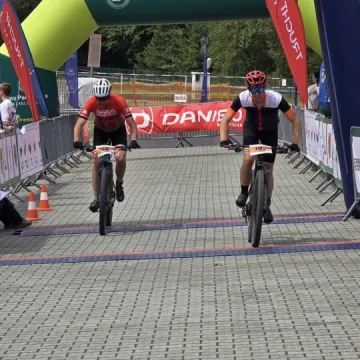 Sportowy weekend na Górze Kamieńsk. Kilkuset zawodników na starcie MTB