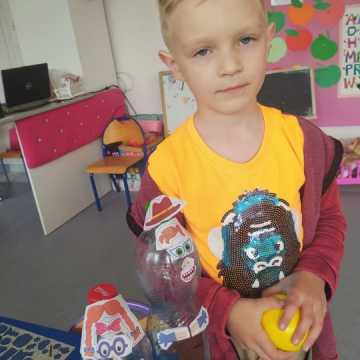 Dzieci z PSP nr 8 w Radomsku personalizowały swoje butelki na wodę