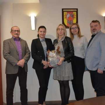 Gratulacje dla Moniki Malcher od Zarządu Powiatu Radomszczańskiego