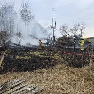 Strażacy gasili pożar stodoły. Akcja trwała kilka godzin
