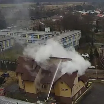 Ogień zajął poddasze i dach plebanii w Kamieńsku