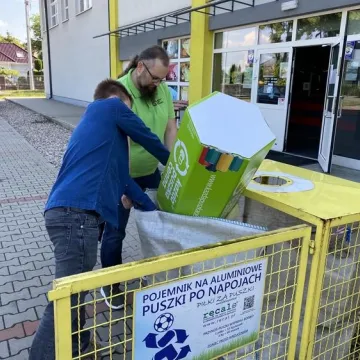 Oddali puszki, otrzymali sadzonki i zioła