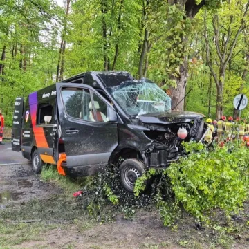 Bus rozbił się o drzewo w Granicach w gm. Masłowice