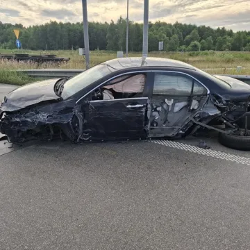 Uderzył w bariery na A1. Policjanci wyczuli alkohol, odmówił dmuchania