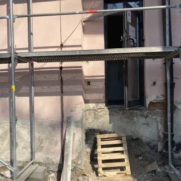 Trwa remont biblioteki w Radomsku. Zmienia się wnętrze i elewacja budynku