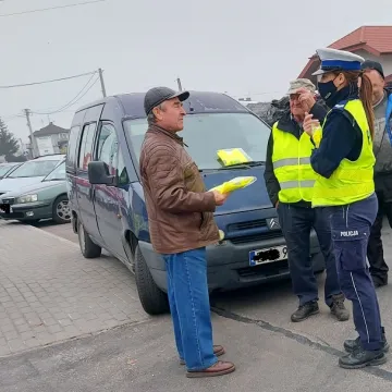 Bezpieczny powiat radomszczański. Kamizelki od policji i starostwa