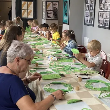 Emocje i wiosna na warsztatach kartonowych w Muzeum Regionalnym w Radomsku