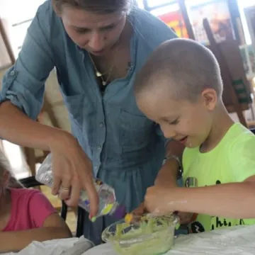 „Sensoryczne masy plastyczne”, warsztaty dla dzieci w MDK