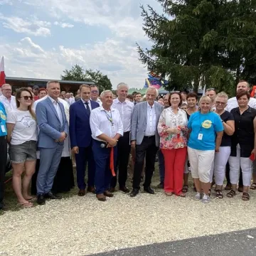 W Sudzinku otwarto nową drogę. Wstęgę przecinał m.in. wicemarszałek Sejmu RP