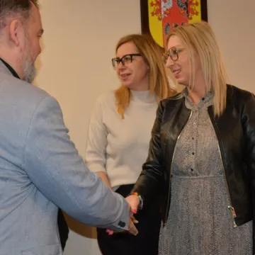 Gratulacje dla Moniki Malcher od Zarządu Powiatu Radomszczańskiego