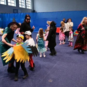 „Witajcie w naszej bajce”. Karnawałowy bal PCPR w Radomsku