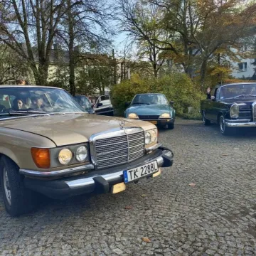 Zlot i parada zabytkowych samochodów w Święto Niepodległości w Radomsku