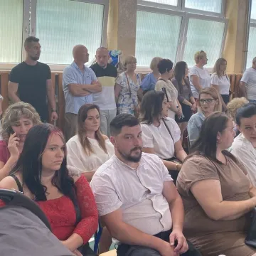 Zasłużone wakacje. Uczniowie „Jedynki” uroczyście zakończyli rok szkolny