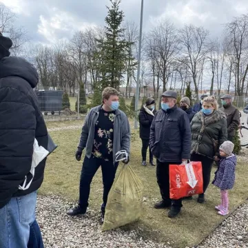 Oddali puszki, otrzymali sadzonki