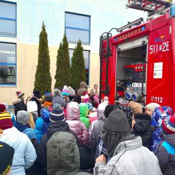 Policjanci i strażacy spotkali się z uczniami Zespołu Szkolno-Przedszkolnego w Dobryszycach
