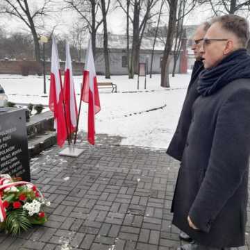 Uroczyste złożenie kwiatów przez władze z okazji 80. rocznicy wyzwolenia Radomska