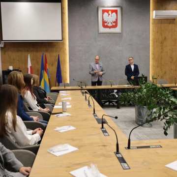 Młodzieżowa Rada Miasta Radomska zainaugurowała działalność. Wybrano przewodniczącego i prezydium