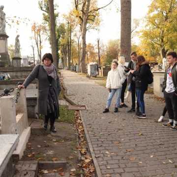 Uczniowie Ekonomika z Radomska odwiedzają groby