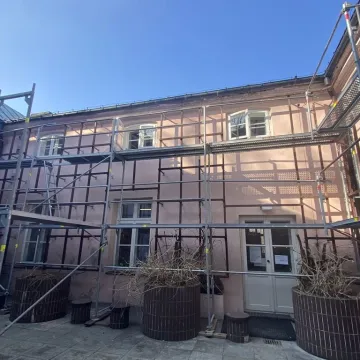 Trwa remont biblioteki w Radomsku. Zmienia się wnętrze i elewacja budynku