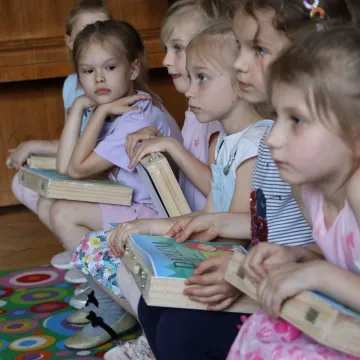 Przedszkolaki malowały w plenerze