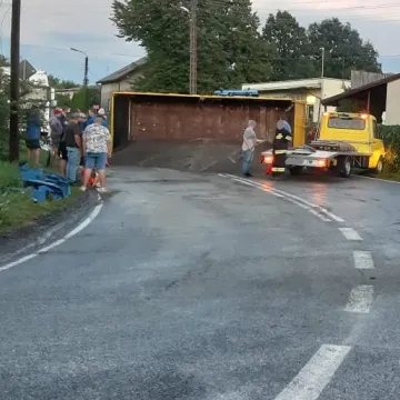 Zboże wysypało się na drogę