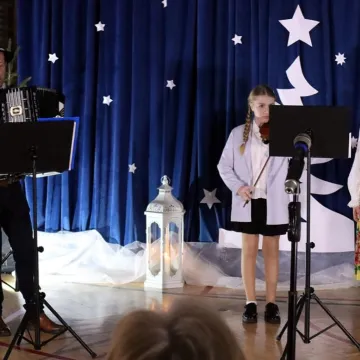 Szkolna sala zamieniła się w koncertową scenę. Noworoczne kolędowanie w Gidlach