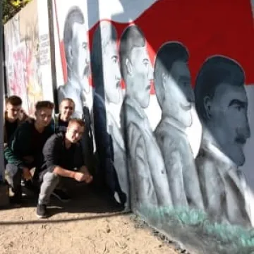 Mural grafików Ekonomika na 100-lecie niepodległości