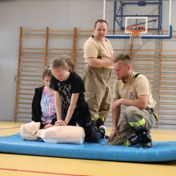 Dzieci przed wakacjami uczą się zasad udzielania pierwszej pomocy